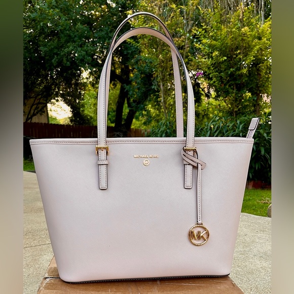 Michael Kors Handbags - 🎉HP!🎉 Michael Kors Large Jet Set Travel Tote in Buff